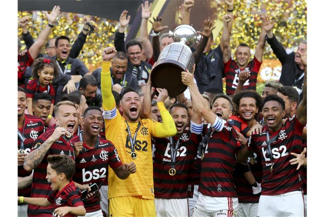 Die Spieler von Flamengo Rio de Janeiro feiern den Sieg der Copa Libertadores. Foto: Ernersto Arias/AP/dpa