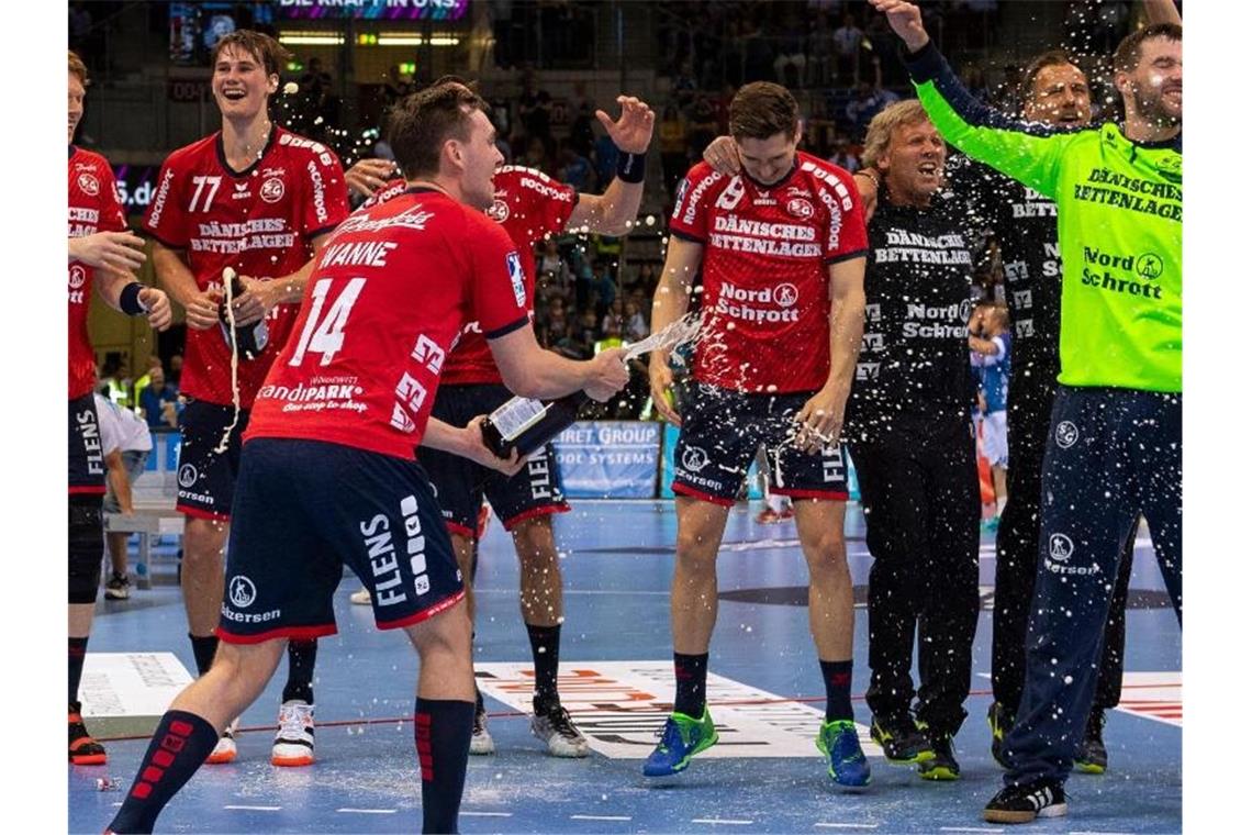 Herzschlagfinale: Flensburg jubelt, Gummersbach weint Die Spieler von Flensburg legten nach dem Spiel einen Freudentanz aufs Parkett. Foto: Guido Kirchner