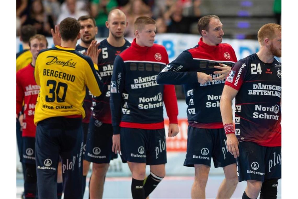 Die Spieler von Flensburg sind nach dem Spiel in Aalborg enttäuscht. Foto: Swen Pförtner/dpa