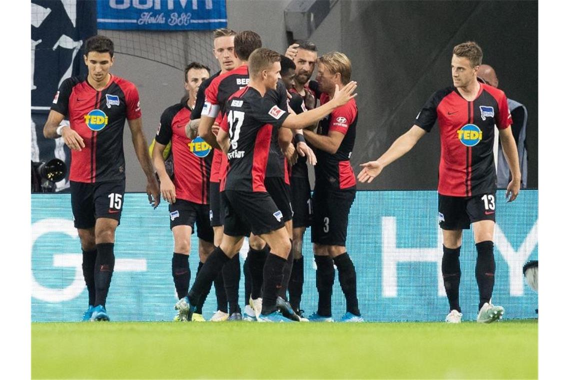 Die Spieler von Hertha BSC feiern ein Tor beim FC Köln. Foto: Marcel Kusch