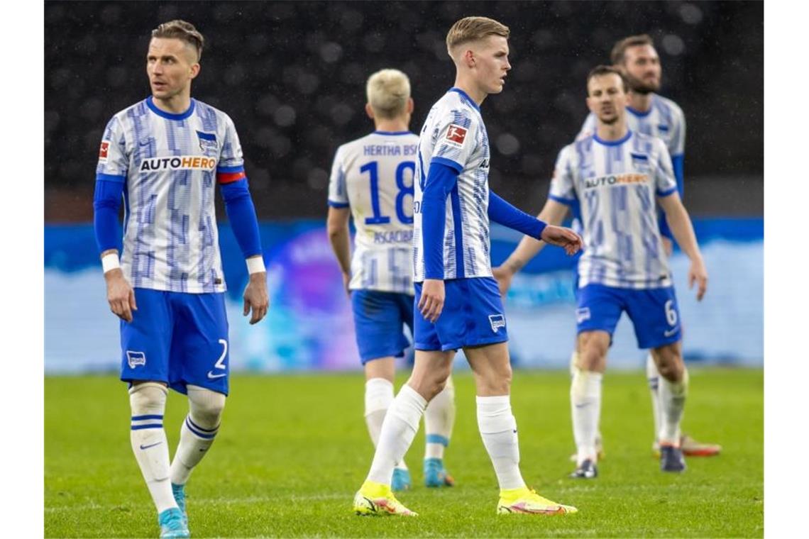 Hertha BSC braucht Nehmerqualitäten und Punkte Die Spieler von Hertha BSC sind nach der Niederlage gegen Leipzig enttäuscht. Foto: Andreas Gora/dpa