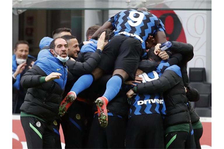 Die Spieler von Inter Mailand feiern zusammen, nachdem Lautaro Martinez das zweite Tor für die Mannschaft geschossen hat. Foto: Antonio Calanni/AP/dpa