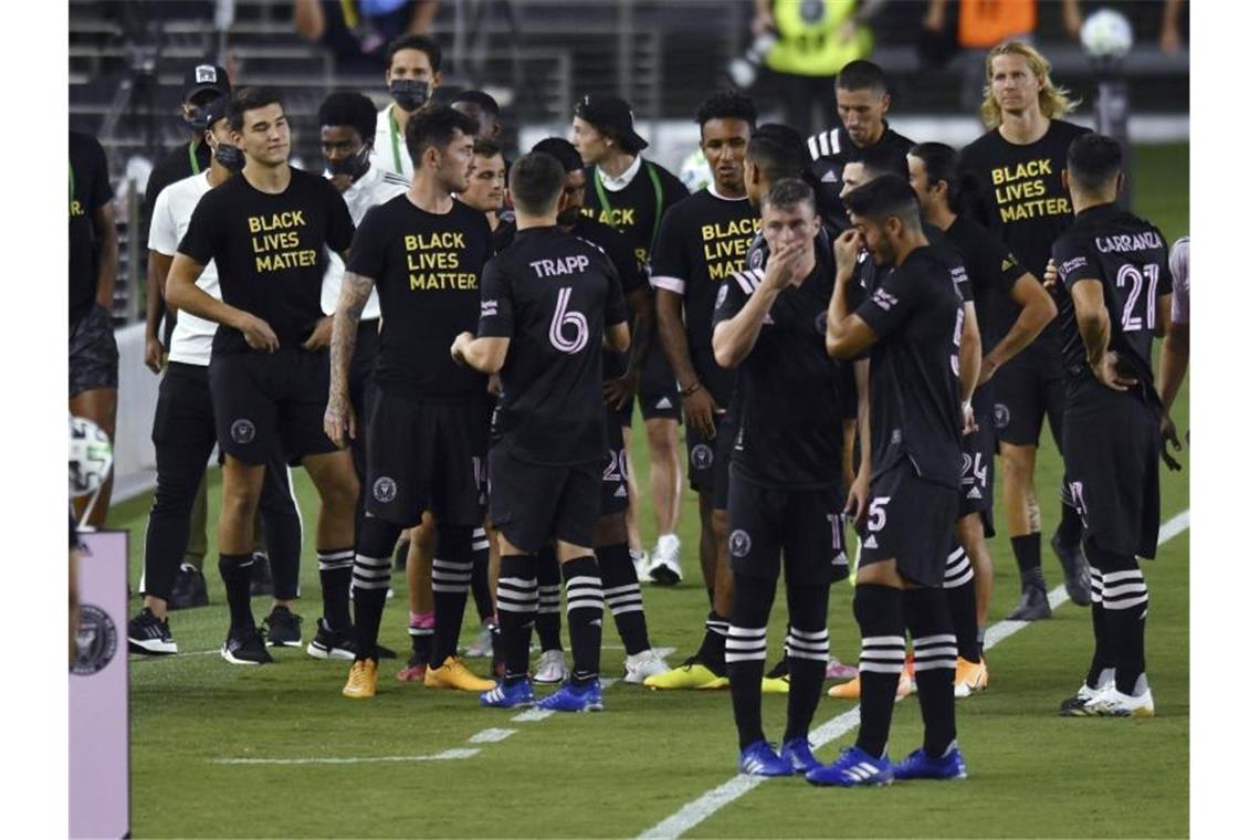 Historischer Bucks-Boykott und seine Folgen Die Spieler von Inter Miami versammeln sich während des abgesagten Spiels gegen Atlanta United in der MLS auf dem Platz. Foto: Jim Rassol/ AP/dpa