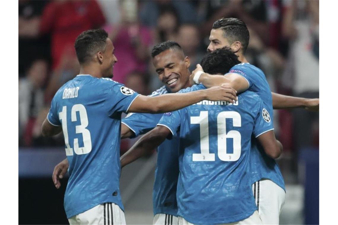Sieg gegen Real: Di Maria und Meunier lassen PSG jubeln Die Spieler von Juve umarmen Juan Cuadrado (16) nach seinem Tor zum 1:0 gegen Atlético. Foto: Bermat Armangue/AP