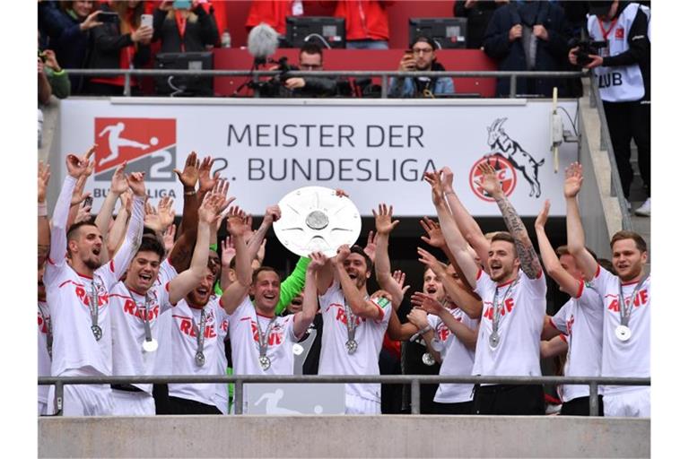 Die Spieler von Köln jubeln mit der Meisterschale der 2. Bundesliga. Foto: Marius Becker