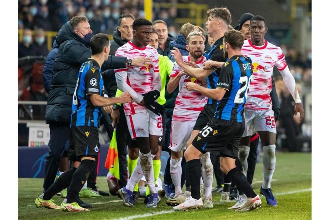 Starke Leipziger Notelf wahrt Chance auf Europa League Die Spieler von Leipzig und Brügge diskutieren. Foto: Kurt Desplenter/BELGA/dpa