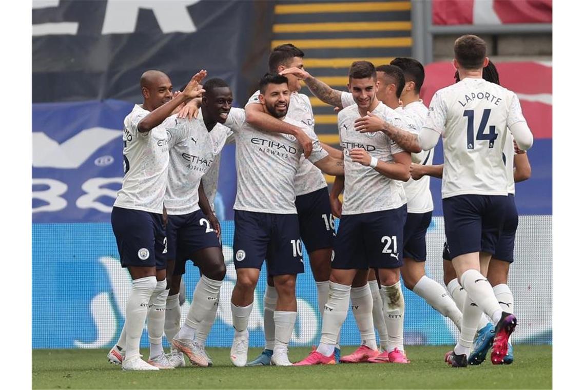 Havertz-Doppelpack für Chelsea - Man City vor Titelgewinn Die Spieler von Manchester City bejubeln das Führungstor von Sergio Agüero (3.v.l). Foto: Clive Rose/PA Wire/dpa