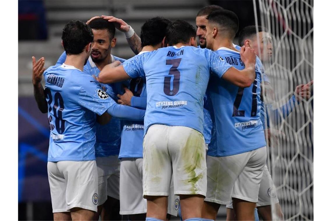 Gladbach beim 0:2 gegen Man City überfordert und chancenlos Die Spieler von Manchester City feiern das 2:0 gegen Gladbach. Foto: Marton Monus/dpa