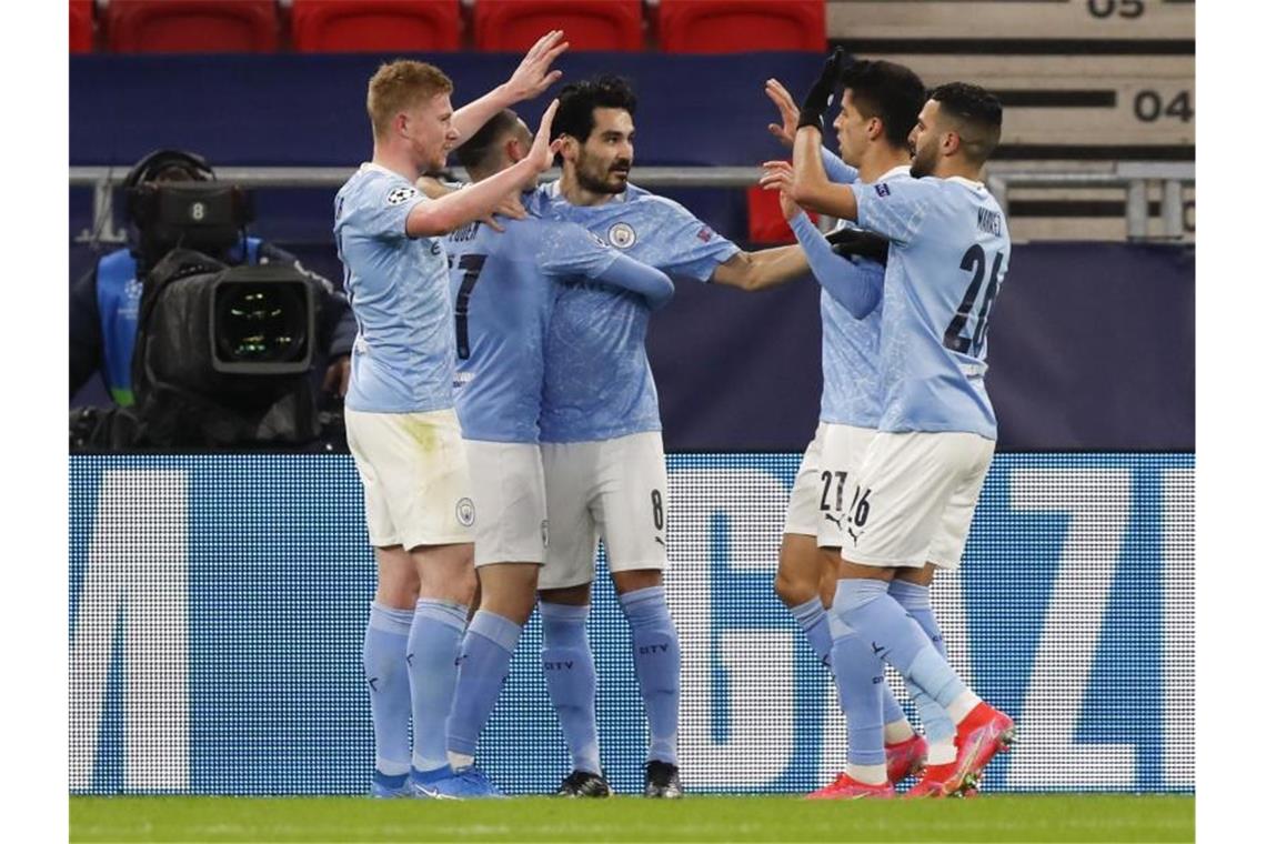 Champions-League-Aus: Gladbachs Pleitenserie verlängert sich Die Spieler von Manchester City feiern den Torschützen Ilkay Gündogan (M). Foto: Laszlo Balogh/AP/dpa
