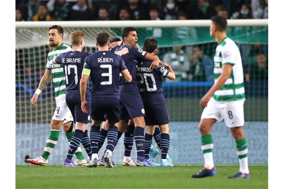 PSG dank Mbappé auf Kurs Viertelfinale - Kantersieg für City Die Spieler von Manchester City jubeln bei Sporting Lissabon über einen Treffer. Foto: Isabel Infantes/PA Wire/dpa
