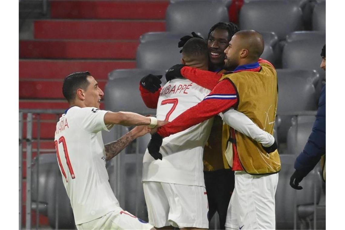 Die Spieler von Paris Saint-Germain feiern den Torschützen zum 3:2 in München, Kylian Mbappe (2.v.l.). Foto: Sven Hoppe/dpa