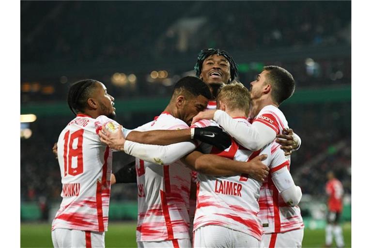 Die Spieler von RB Leipzig feiern das 3:0 gegen Hannover 96. Foto: Daniel Reinhardt/dpa