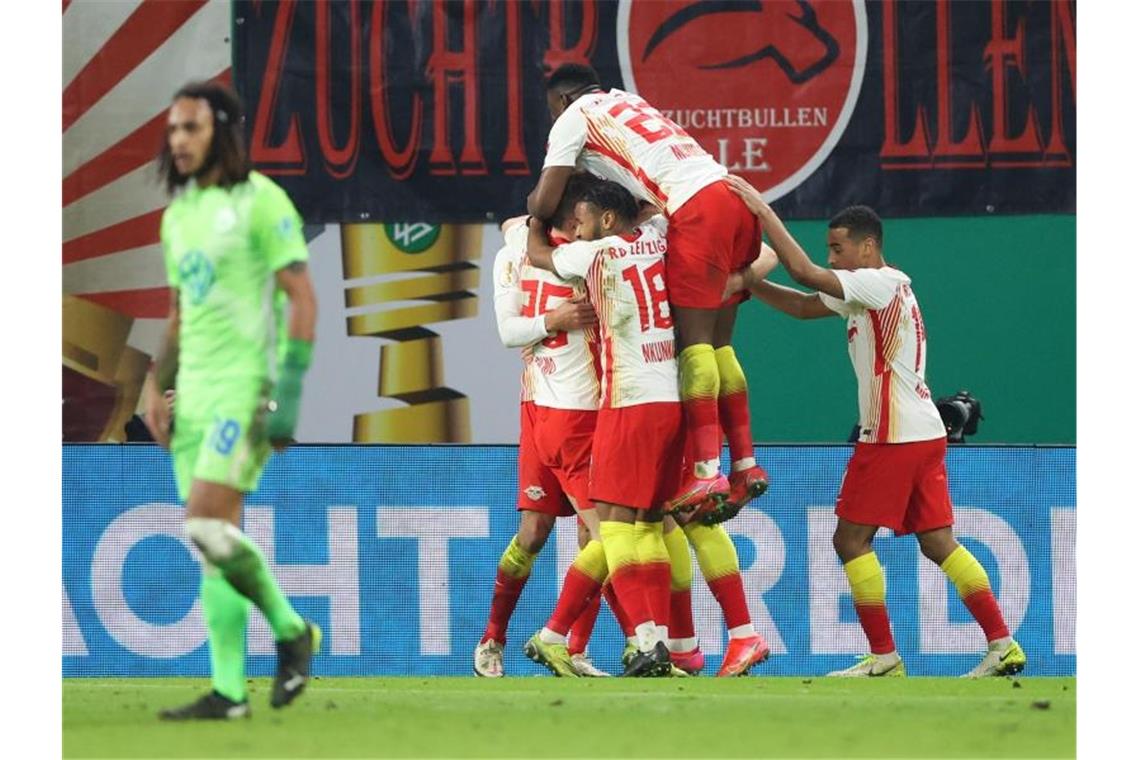 Die Spieler von RB Leipzig feiern das Tor zum 1:0 gegen den VfL Wolfsburg durch Stürmer Yussuf Poulsen (verdeckt). Foto: Jan Woitas/dpa-Zentralbild/dpa