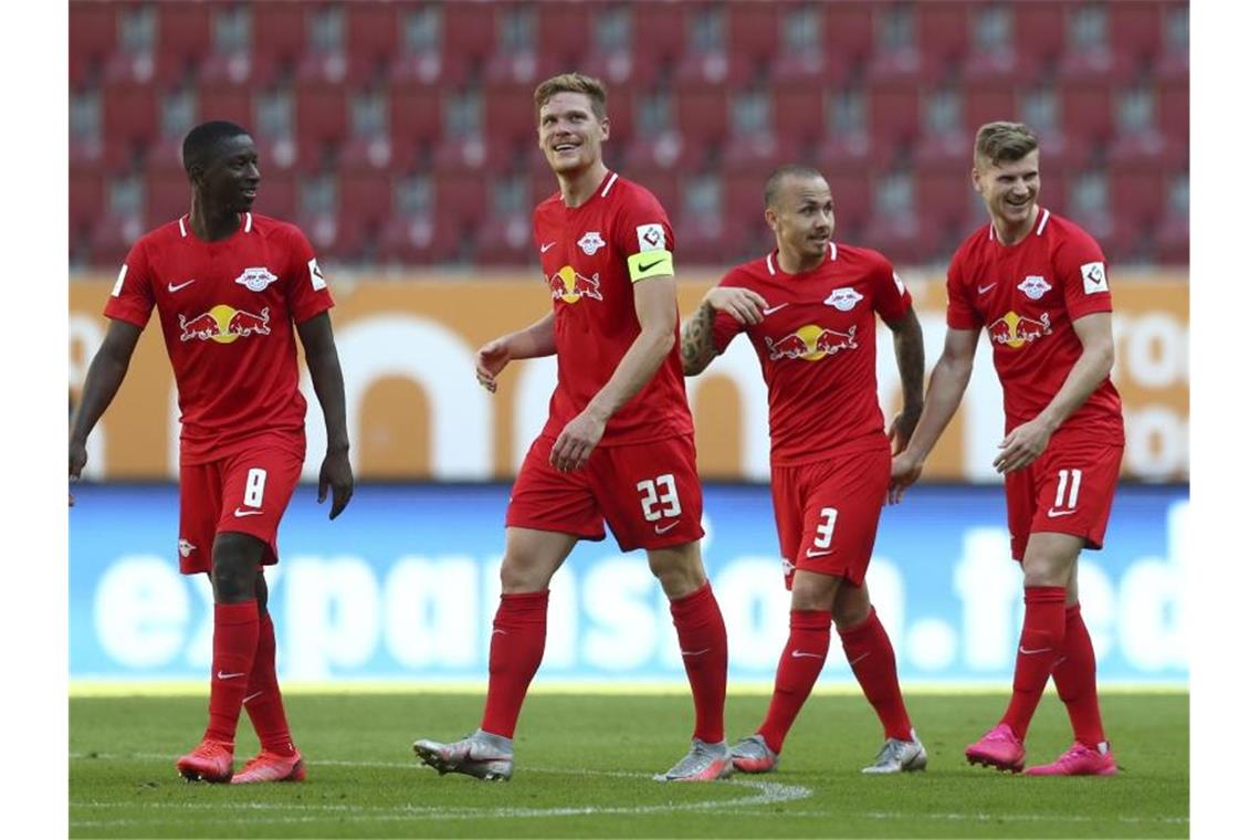 Die Spieler von RB Leipzig feiern den zweiten Treffer von Timo Werner (r) in Augsburg. Foto: Matthias Schrader/AP/POOL/dpa