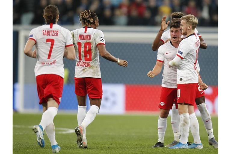 Die Spieler von RB Leipzig feiern ein Tor gegen Zenit St. Petersburg. Foto: Dmitri Lovetsky/AP/dpa