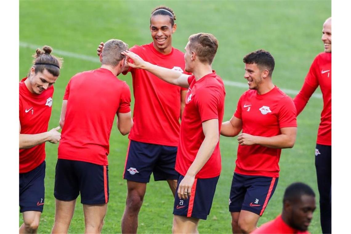 Die Spieler von RB Leipzig haben beim Abschlusstraining im Stadion von Benfica Lissabon ihren Spaß. Foto: Jan Woitas