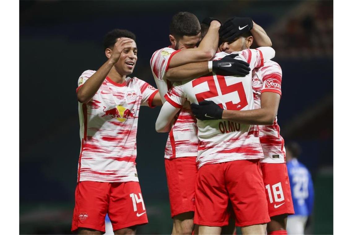 RB Leipzig rumpelt sich gegen Rostock ins Viertelfinale Die Spieler von RB Leipzig jubeln nach dem 2:0 gegen Hansa Rostock. Foto: Jan Woitas/dpa-Zentralbild/dpa