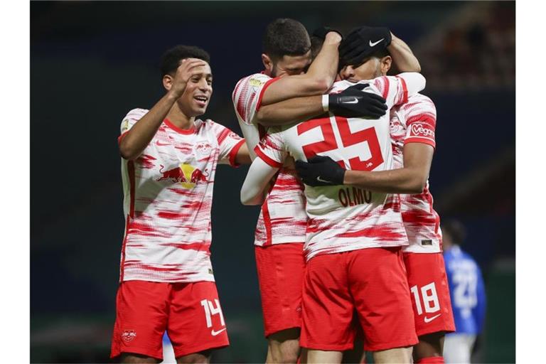 Die Spieler von RB Leipzig jubeln nach dem 2:0 gegen Hansa Rostock. Foto: Jan Woitas/dpa-Zentralbild/dpa