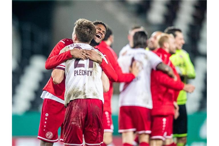 Die Spieler von Rot-Weiss Essen freuen sich nach dem Sieg. Foto: Marcel Kusch/dpa