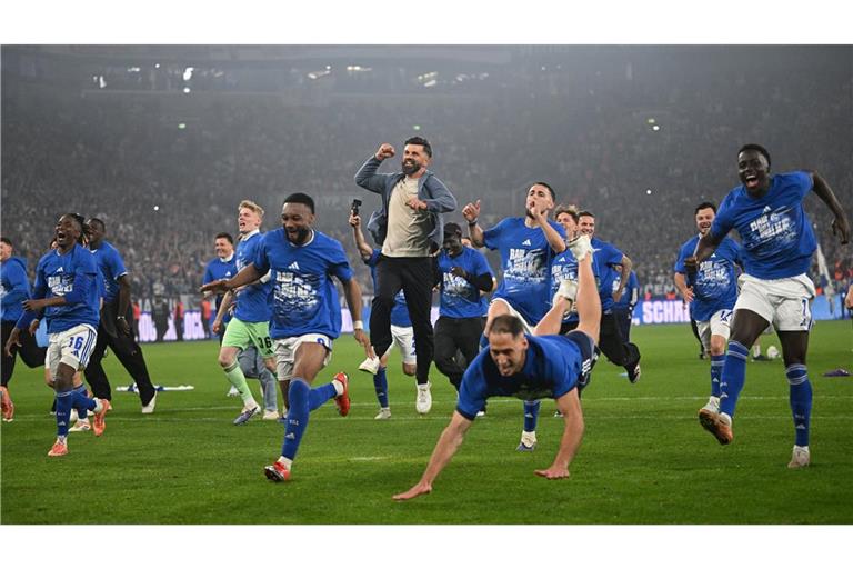 Die Spieler von Schalke jubeln über den Aufstieg in die Bundesliga.