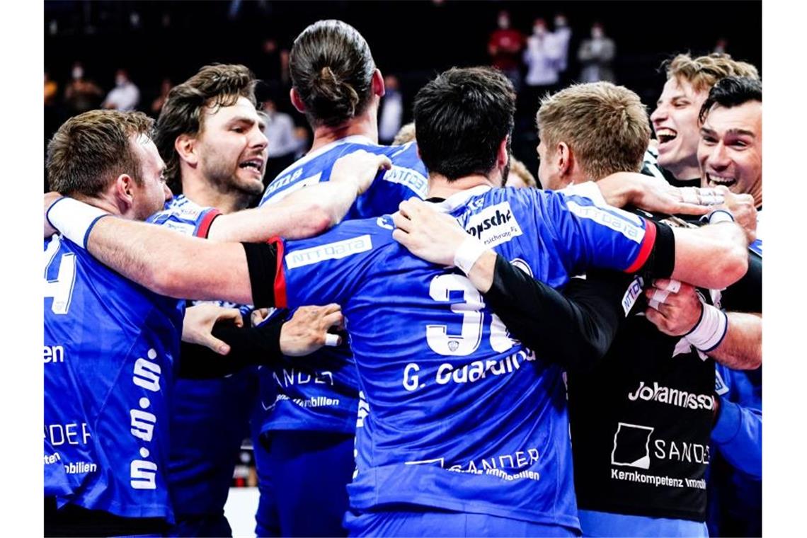 Lemgo demütigt Favorit THW Kiel im Finale gegen Melsungen Die Spieler von TBV Lemgo Lippe feiern den Sieg über THW Kiel. Foto: Axel Heimken/dpa