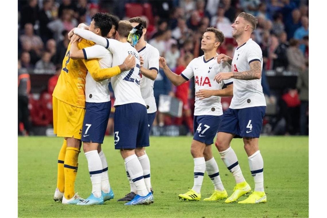FC Bayern verliert letzten Test im Elfmeterschießen Die Spieler von Tottenham Hotspur feiern den Sieg gegen den FC Bayern. Foto: Sven Hoppe