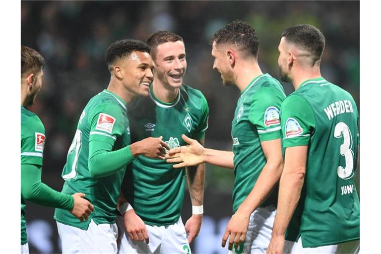 Die Spieler von Werder Bremen feiern ein weiteres Tor beim 4:0-Sieg gegen Erzgebirge Aue. Foto: Carmen Jaspersen/dpa