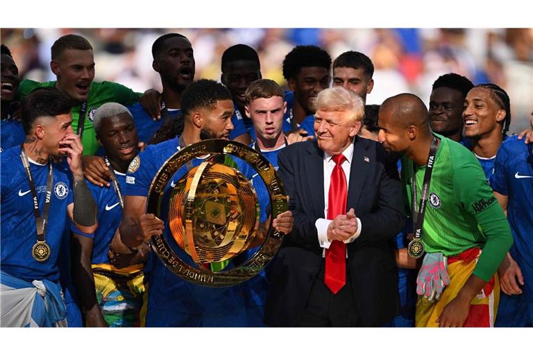 Die Spieler warten, dass der US-Präsident das Podium verlässt – doch der will mit auf die Siegerfotos.