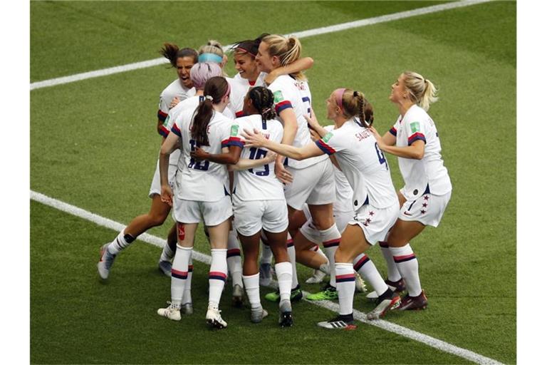Die Spielerinnen aus den USA feiern das 1:0 gegen Frankreich. Foto: Francois Mori/AP