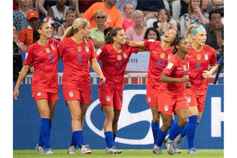 Die Spielerinnen aus den USA freuen sich: Das Halbfinale gegen England wurde 2:1 gewonnen. Foto: Sebastian Gollnow