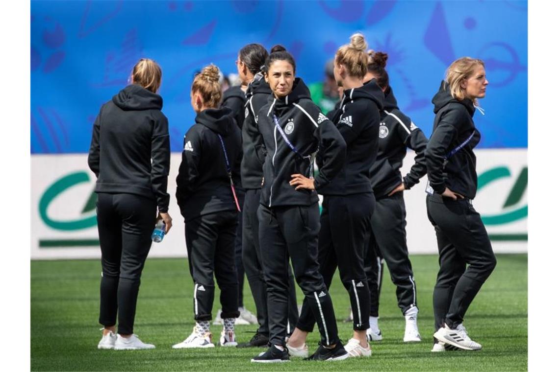 Die Spielerinnen der deutschen Nationalmannschaft besichtigen vor dem Spiel gegen Spanien den Platz. Foto: Sebastian Gollnow