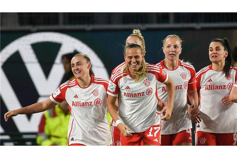 Die Spielerinnen des FC Bayern München feiern den klaren 4:0-Sieg gegen den VfL Wolfsburg.