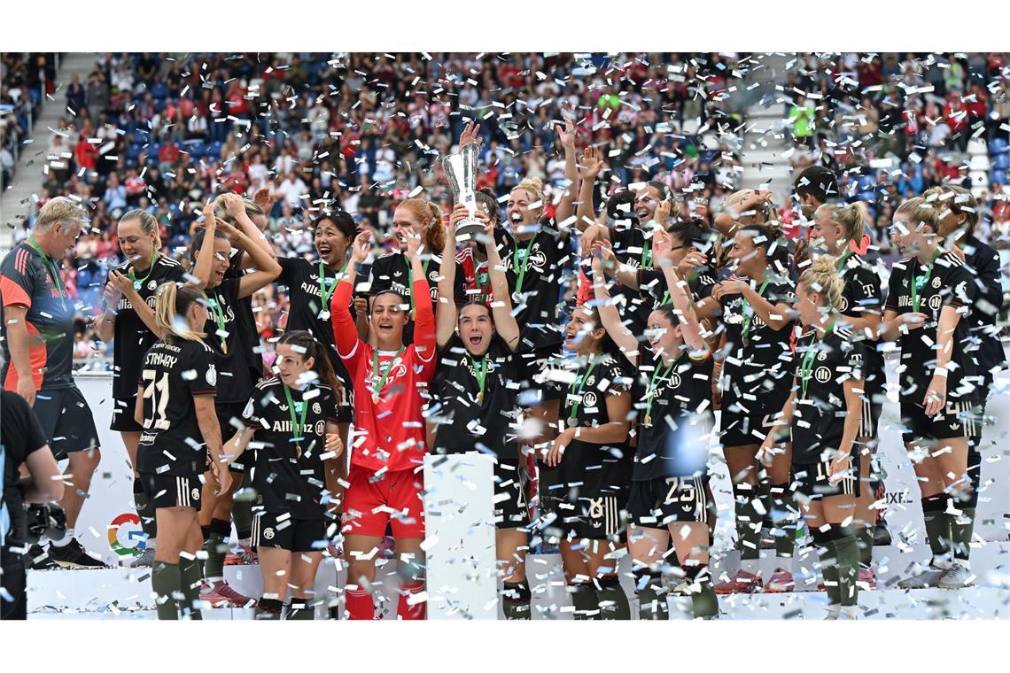 Bilder des Tages Die Spielerinnen von Bayern München bejubeln ihren Sieg beim DFB-Supercup der Frauen über den VfL Wolfsburg.