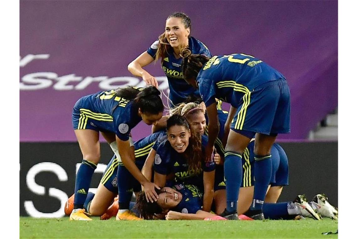 Die Spielerinnen von Olympique Lyon feiern das 2:0 durch Saki Kumagai (unten). Foto: Alvaro Barrientos/POOL AP/dpa