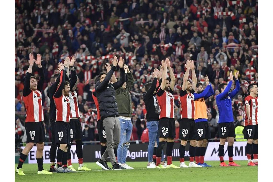 Die Spielr von Athletic Bilbao feiern den Triumph über den FC Barcelona. Foto: Alvaro Barrientos/AP/dpa