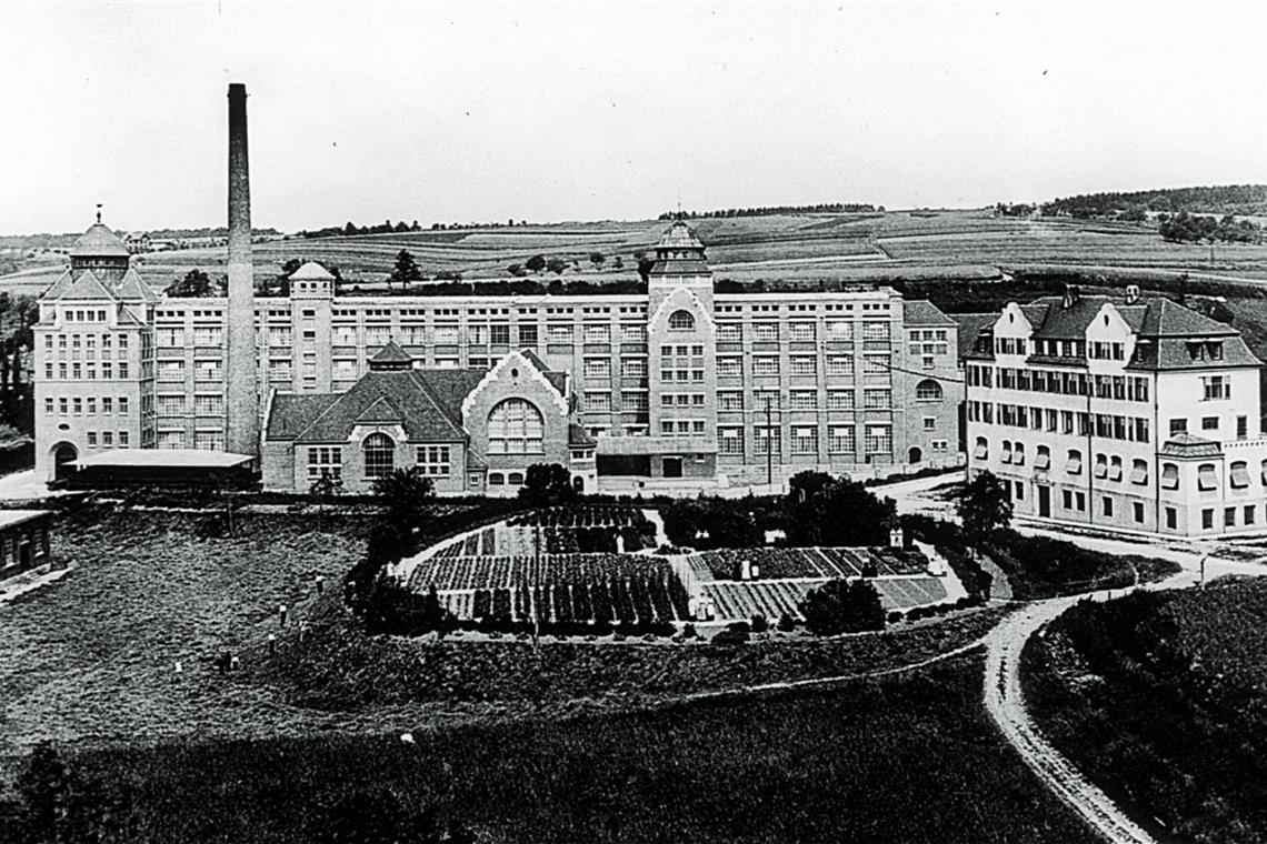 Die Spinnerei Adolff mit vorgebautem Heizhaus und Gemüsegarten 1916, rechts das Marienheim. Repros: P. Wolf