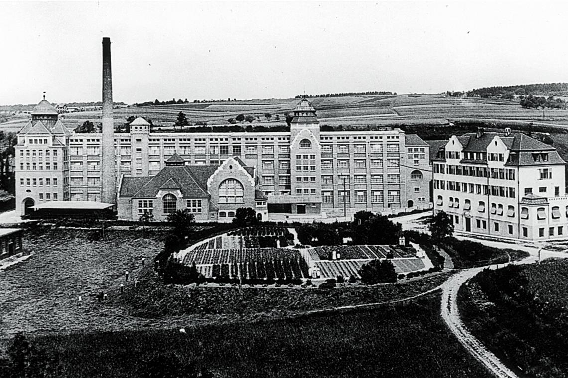 Beginn der Backnanger Industrialisierung Die Spinnerei Adolff mit vorgebautem Heizhaus und Gemüsegarten 1916, rechts das Marienheim. Repros: P. Wolf