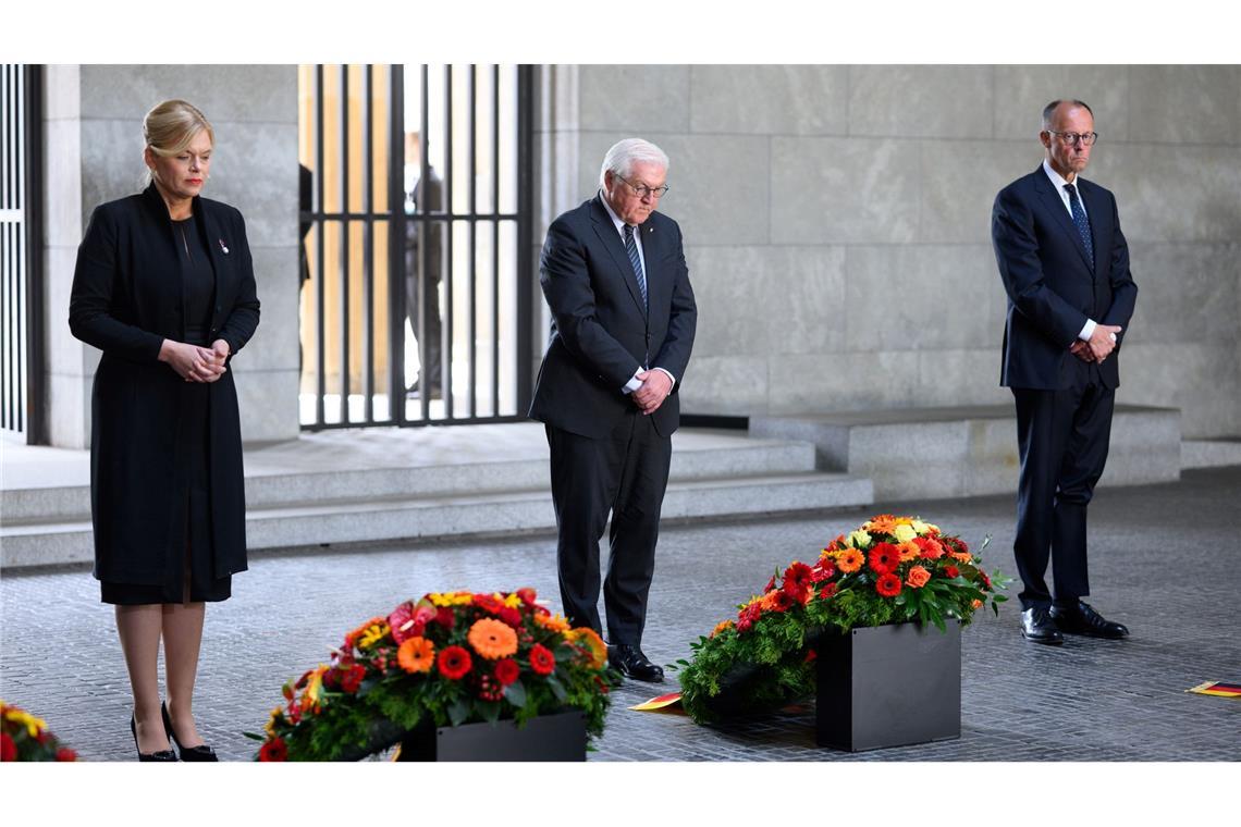 Steinmeier fordert Festhalten an Lehren aus der NS-Diktatur Die Spitzen der Verfassungsorgane legen Kränze zur Erinnerung an die Opfer von Krieg und Gewaltherrschaft nieder.