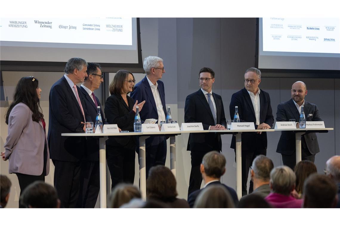 Die Spitzenkandidaten auf dem Podium mit Chefredakteur Joachim Dorfs (4.v.l.) und der landespolitischen Korrespondentin Annika Grah links daneben, die durch den Abend geführt haben.