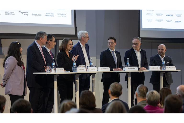 Die Spitzenkandidaten auf dem Podium mit Chefredakteur Joachim Dorfs (4.v.l.) und der landespolitischen Korrespondentin Annika Grah links daneben, die durch den Abend geführt haben.