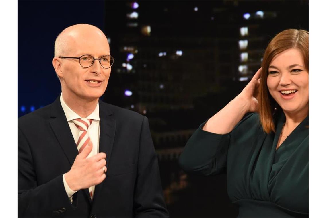 Die Spitzenkandidaten zur Bürgerschaftswahl Peter Tschentscher (SPD), Erster Bürgermeister von Hamburg, und Katharina Fegebank (Bündnis 90/Die Grünen), Zweite Bürgermeisterin im Wahlstudio des NDR. Foto: Marcus Brandt/dpa