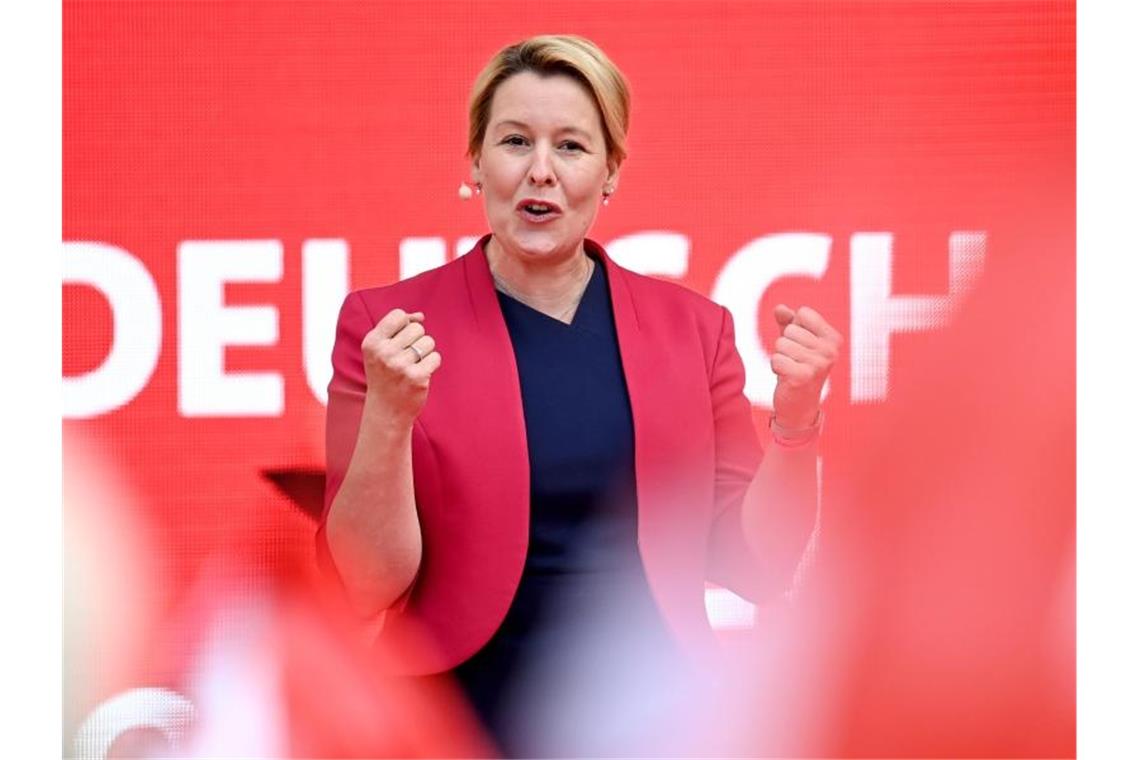 Neue Umfrage deutet bei Berlin-Wahl auf Kopf-an-Kopf-Rennen Die Spitzenkandidatin der Berliner SPD: die ehemalige Bundesfamilienministerin Franziska Giffey. Foto: Britta Pedersen/dpa