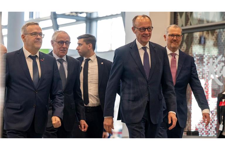 Die Spitzenverbände der deutschen Wirtschaft sehen das Treffen mit den Spitzen der Koalition und Gewerkschaften am Mittwoch im Kanzleramt als Chance für einen gemeinsamen Reformkurs. (Archivbild)