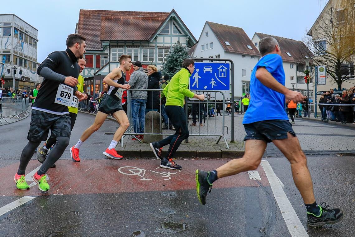 Die Spitzkehre an der Sulzbacher Brücke ist schon beim bisherigen Silvesterlaufkurs eine Engstelle, das könnte sich bei einer der alternativen Optionen sogar noch verschärfen. Foto: A. Becher