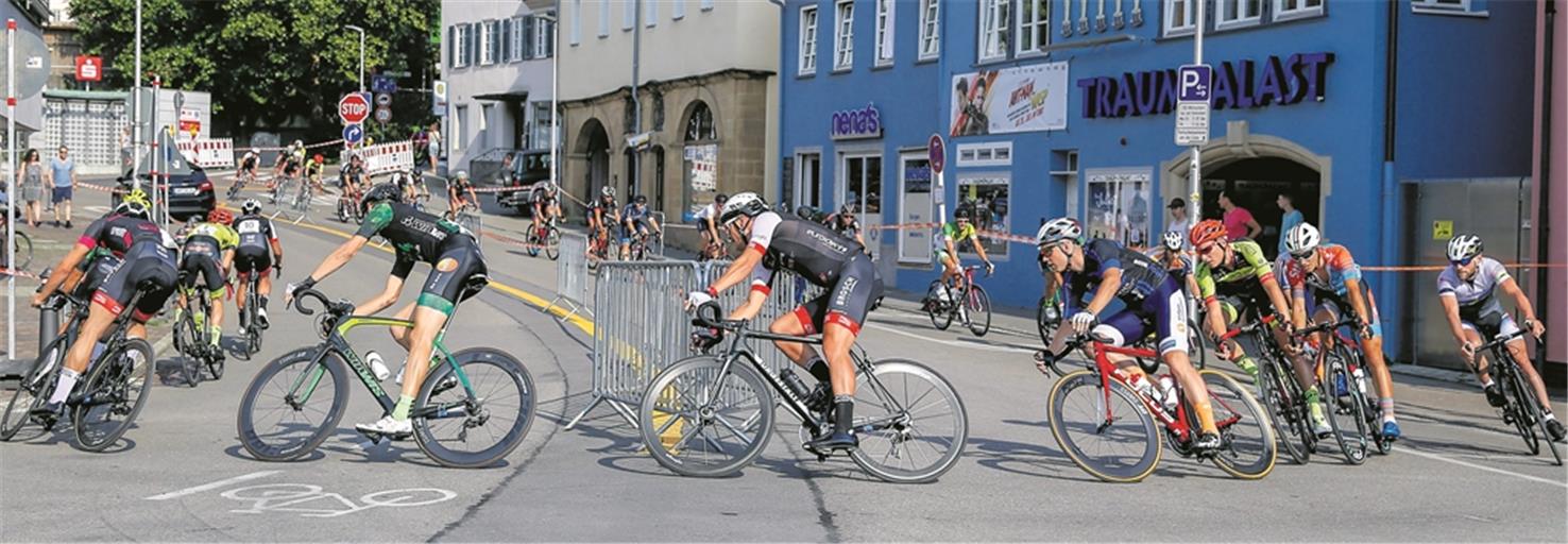 Die Spitzkehre vor der Aspacher Brücke hatte es bei der zweiten Etappe des Rems-Murr-Pokals in sich.Foto: A. Becher