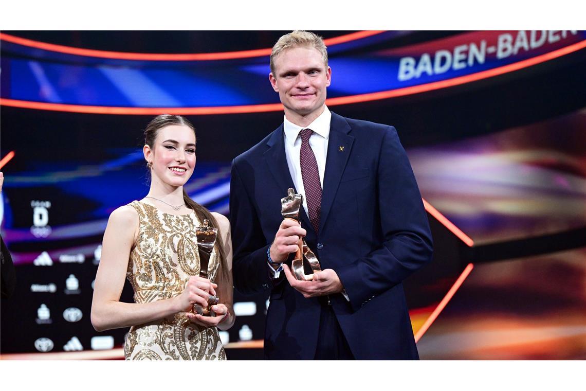 Bilder des Tages Die Sportgymnastin Darja Varfolomeev (l) und der Ruderer Oliver Zeidler halten während der Gala für die Wahl "Sportler des Jahres" im Kurhaus ihre Siegertrophäen.
