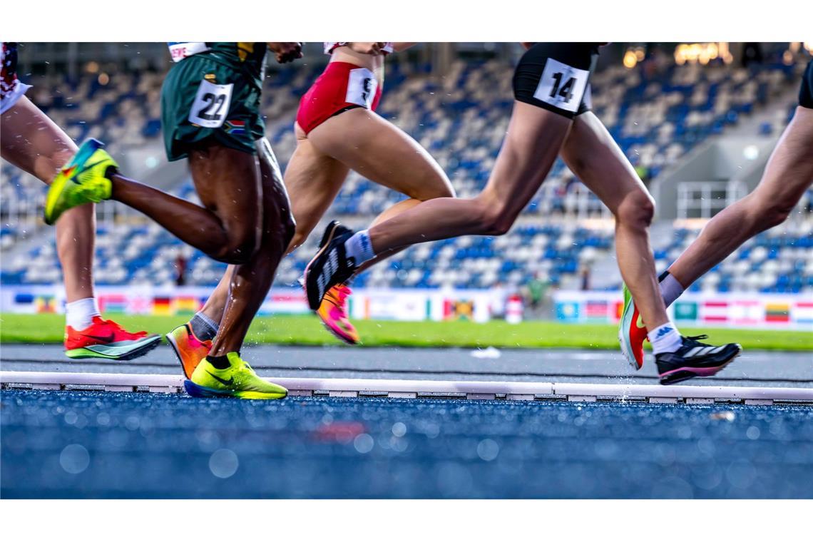 Bilder des Tages Die Sportlerinnen laufen beim 10.000-Meter Finale bei den FISU World University Games 2025 in Bochum auf der Bahn.