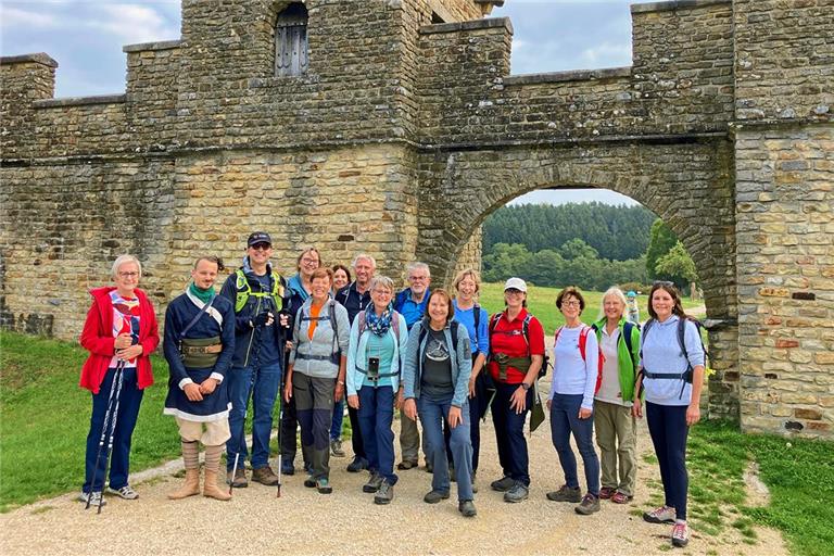 Die Sportwandergruppe des Schwäbischen Albvereins Backnang nimmt sich die Zeit, um das Ostkastell zu besichtigen. Foto: Simone Schneider-Seebeck