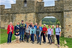 Die Sportwandergruppe des Schwäbischen Albvereins Backnang nimmt sich die Zeit, um das Ostkastell zu besichtigen. Foto: Simone Schneider-Seebeck