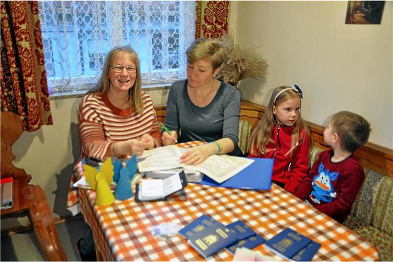 Die Sprecherin des AK Asyl Auenwald, Bärbel Raitzig (links), ist oft auch beim Ausfüllen von Formularen und Beantragen von Dokumenten behilflich, wie hier bei Maria Yakymenko und ihren beiden Kindern aus der Ukraine. Foto: privat